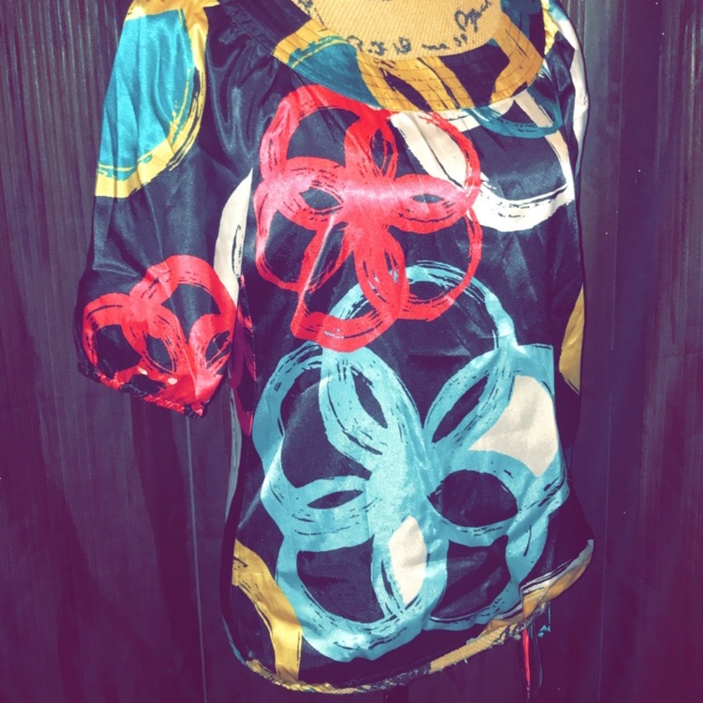 Multi Color Top. - Picture 3 of 4
